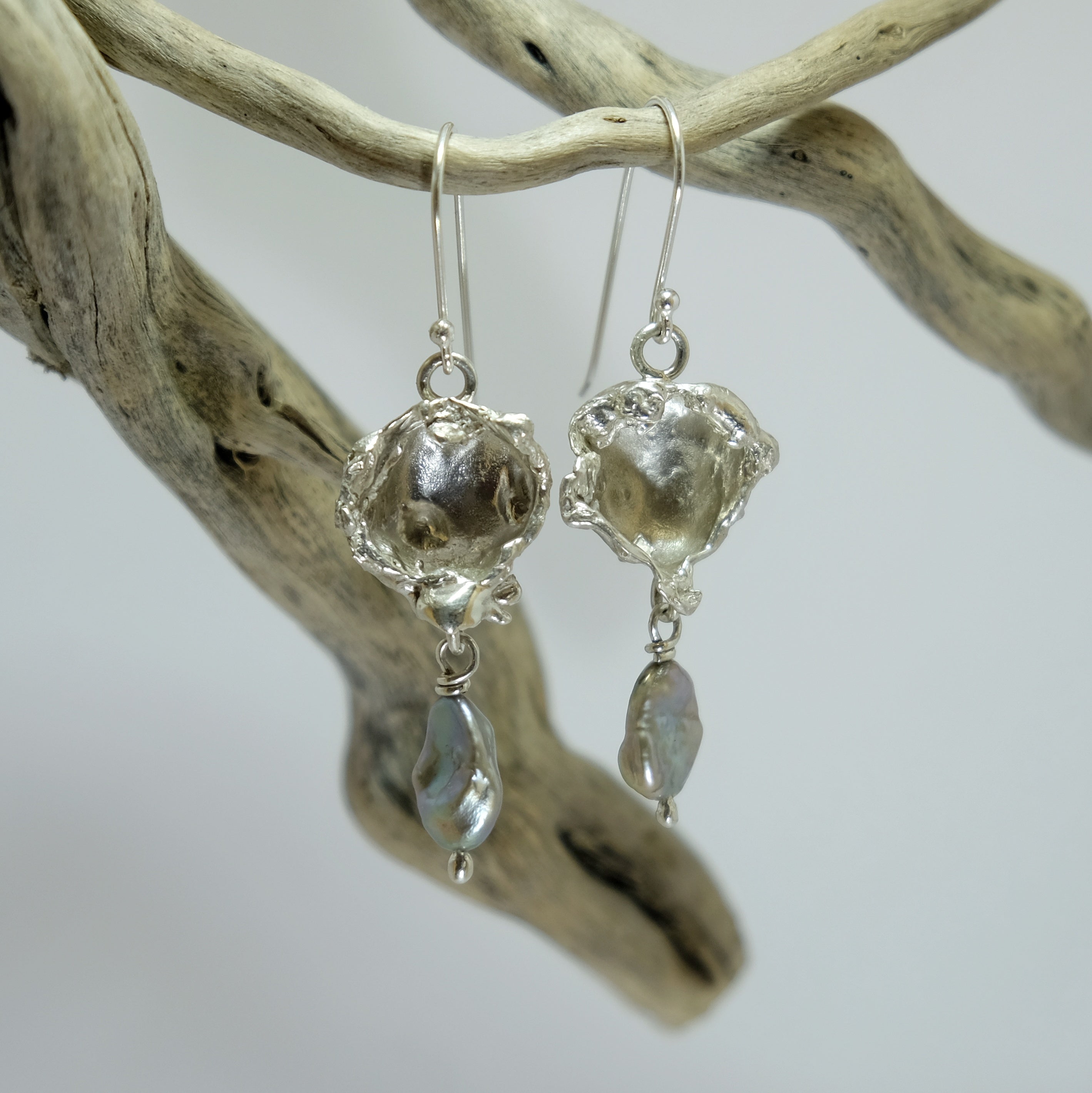 Oyster Pearl Drop Earrings - Black