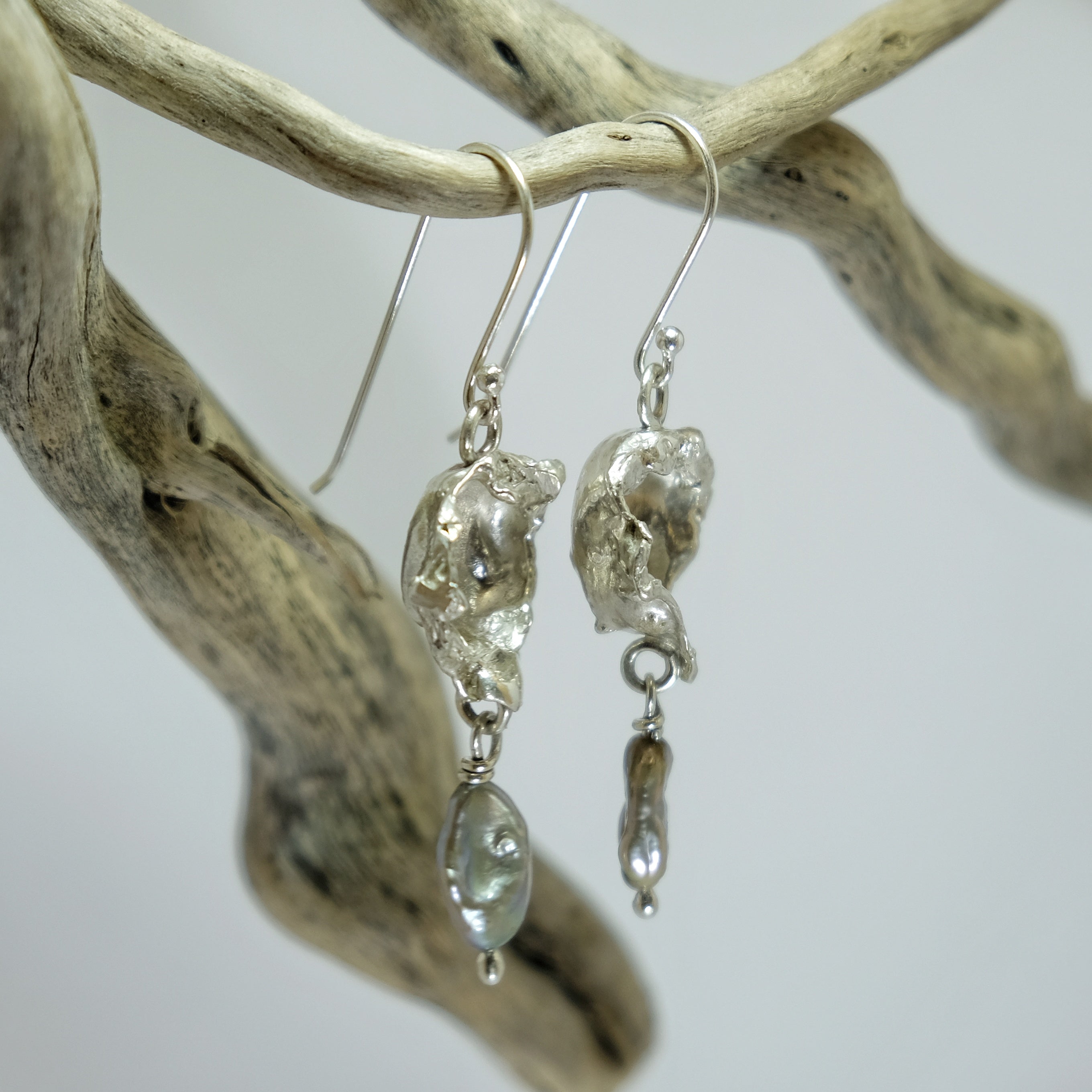 Oyster Pearl Drop Earrings - Black