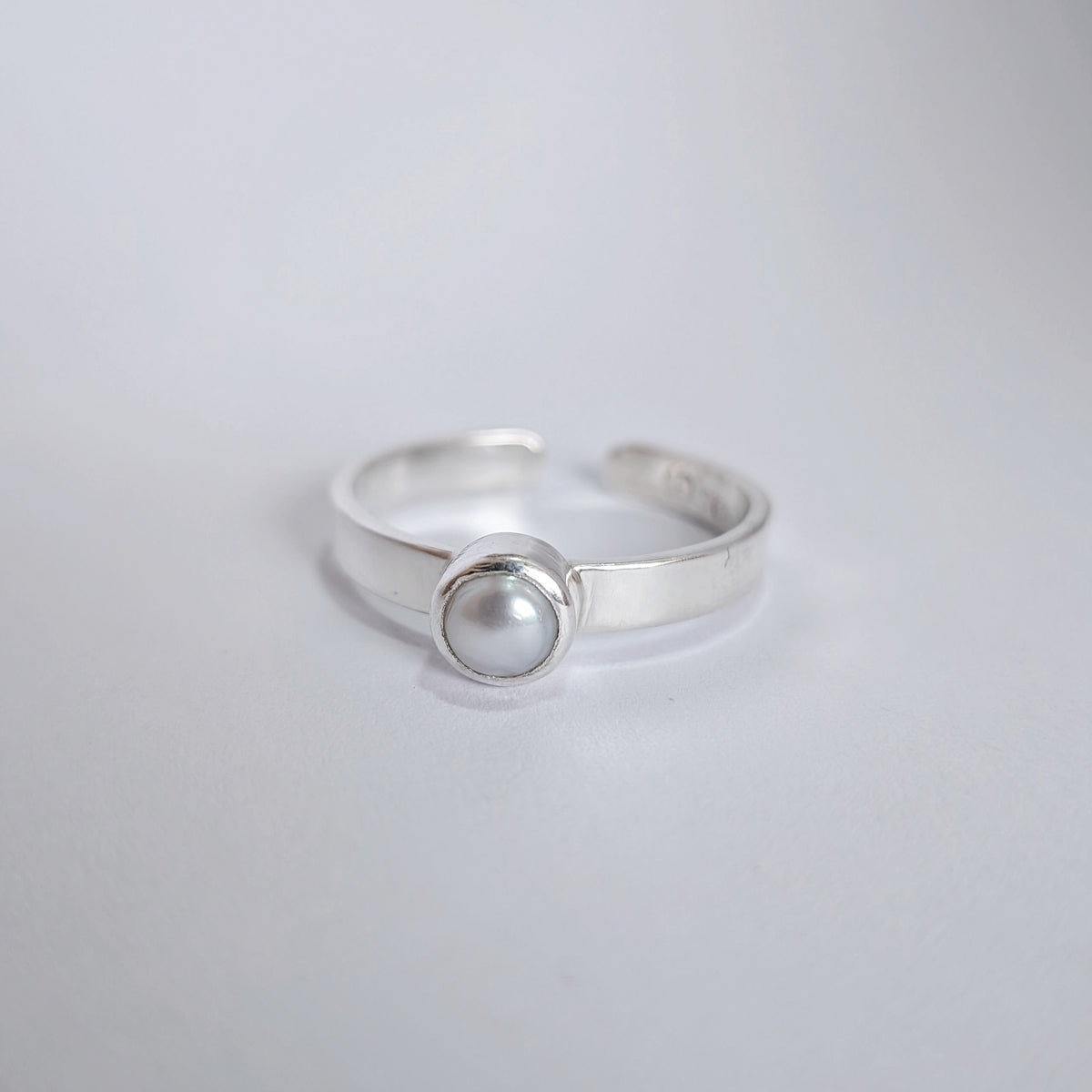 Dainty pearl ring (Adjustable)